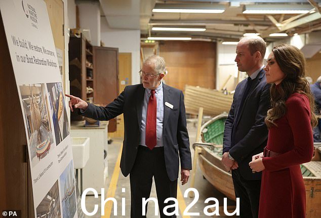威尔士亲王和王妃与在造船车间工作的当地人会面时展示的照片