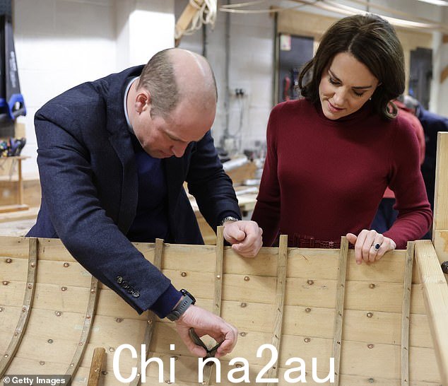 凯特和威廉在参观博物馆期间尝试翻新一艘船