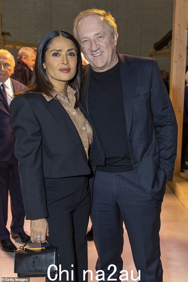 背景故事:这是在 Hayek 说她与 Francois-Henri Pinault 结婚时不得不被“拖”走红毯之后发生的;本周在巴黎看到