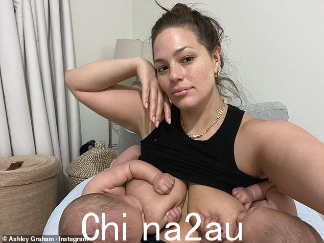 母性:这位 35 岁的女士解释说,在她的双胞胎 Malachi 和 Roman 五个月大后,她将他们换成了配方奶粉