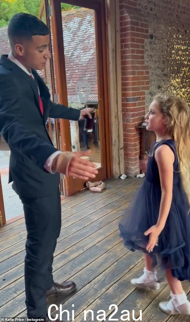 Adorable:分享到她的 Instagram 网格的视频看到她 17 岁的儿子 Junior 跟着他的首张单曲 Slide with Bunny 跳舞唱歌