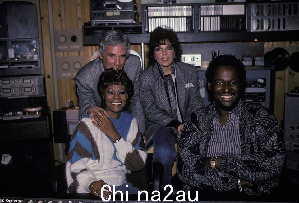 从左到右:Dionne Warwick、Burt Bacharach、Carole Bayer Sager 和 Luther Van Dross。 Bayer Sager 和 Bacharach 于 1982 年结婚,并成为成功的合作者,因为她为 Neil Diamond、Roberta Flack 和 Christopher Cross 演唱的他的新歌写了歌词