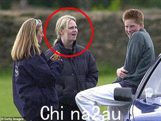 Sasha Walpole 和 Harry 以及朋友们在 2001 年在格洛斯特郡泰特伯里附近的 Beaufort Polo Club 玩耍