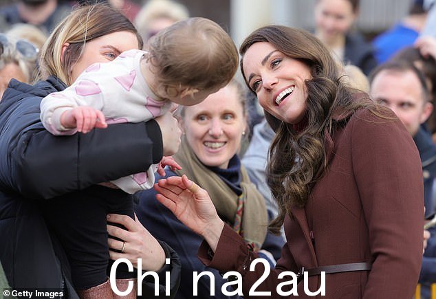 孩子们的公主!凯特在法尔茅斯国家海事博物馆外遇到了一位年轻的皇室粉丝