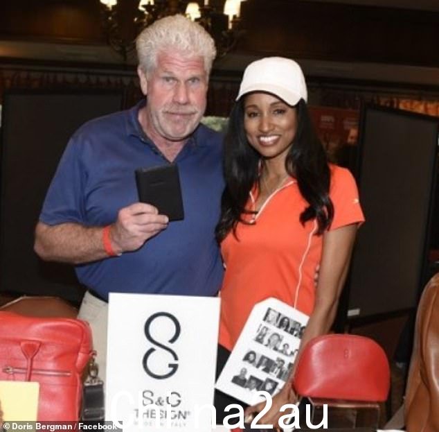 Ron Perlman 经常去参加她的活动——有人看到他和朋友一起拿着钱包