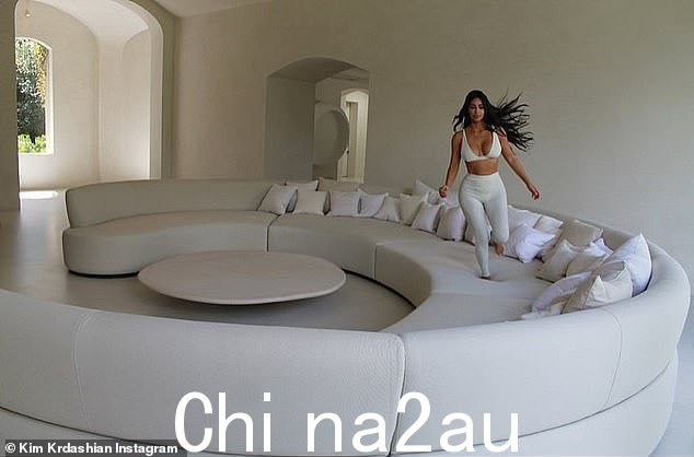 Kanye 当时透露他购买了原版 Jean Royère Pol ar Bear 沙发,据说价值 60 万美元