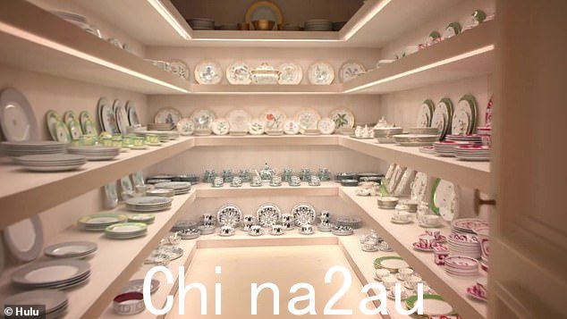 Kris 使用整个房间来存放她收集的设计师餐具套装(见),同时她还有一个钢琴室和酒吧来招待客人