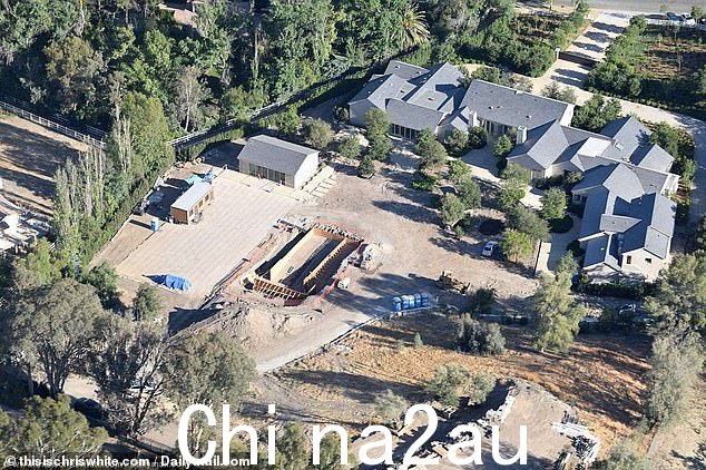 42 岁的 Kim 和她分居的丈夫 Kanye West 在 2014 年以 2000 万美元的价格购买了好莱坞的 Hidden Hills,他们花了四年时间和令人瞠目结舌的 2000 万美元进行装修