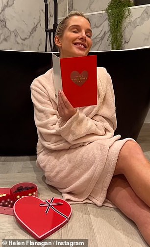 宠爱:这位明星还沉迷于一些巧克力和草莓,并给自己写了一张情人卡