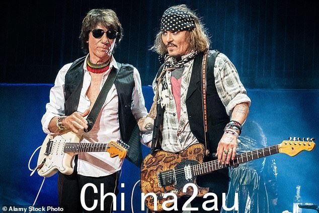 图:杰夫贝克和约翰尼德普于 2022 年 5 月 31 日在皇家阿尔伯特音乐厅现场表演
