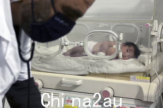 一名出生在叙利亚和土耳其地震废墟下的女婴在叙利亚阿勒颇省阿夫林镇一家儿童医院的保育箱内接受治疗