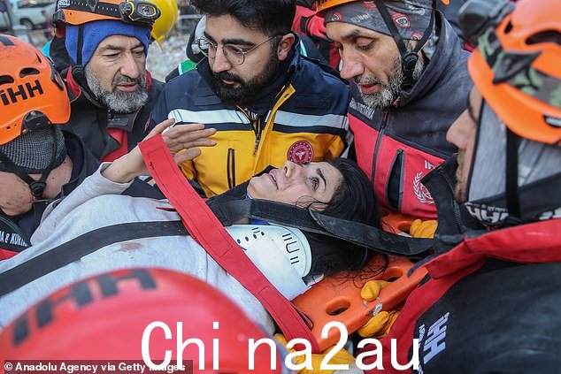 Dilan Oktay 在土耳其地震发生 102 小时后从伊斯肯德伦区倒塌的 Arzu 公寓的废墟下获救