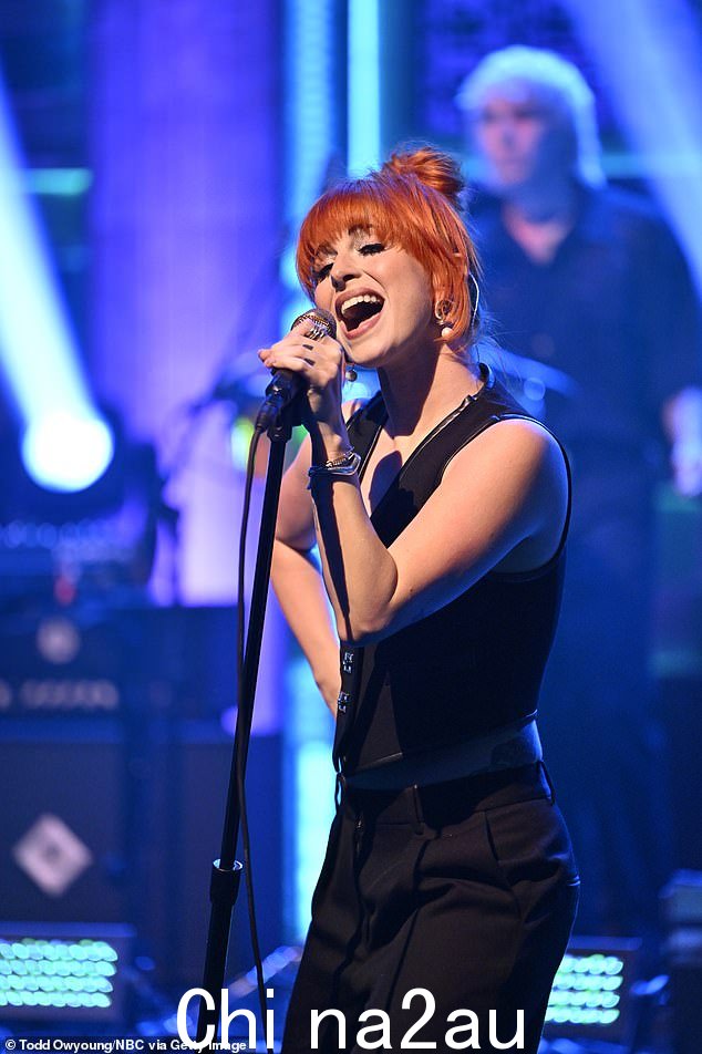 很容易看出她为什么会产生如此大的影响:Paramore 标志性的混合大合唱、emo-punk 吉他和少年焦虑是为各地脾气暴躁的青少年量身定做的