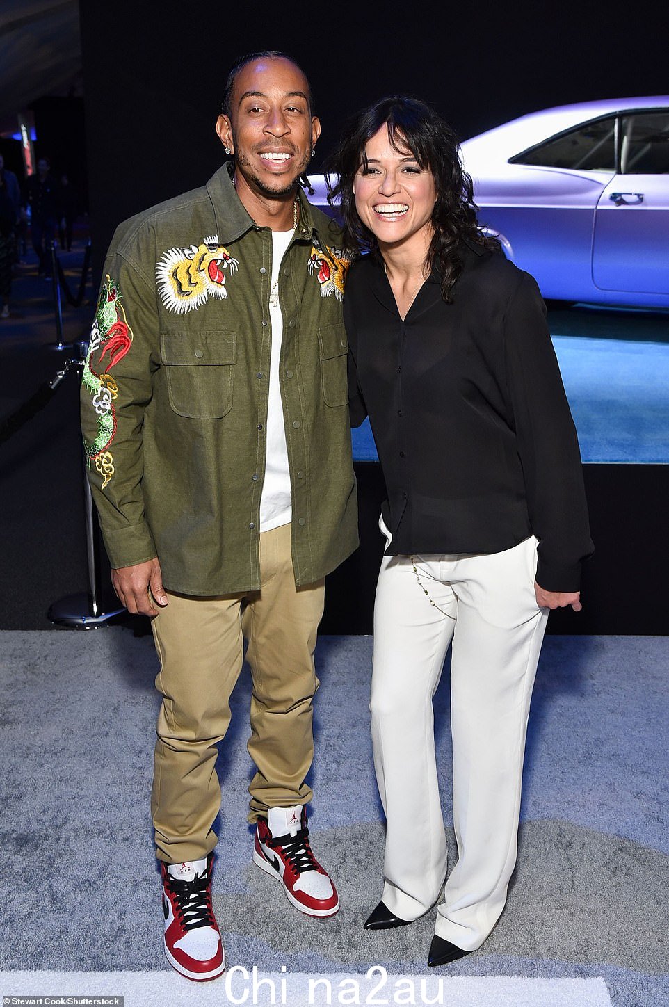 Familiar:Rodriguez 在宣传活动中与她的长期搭档 Ludacris 一起发布