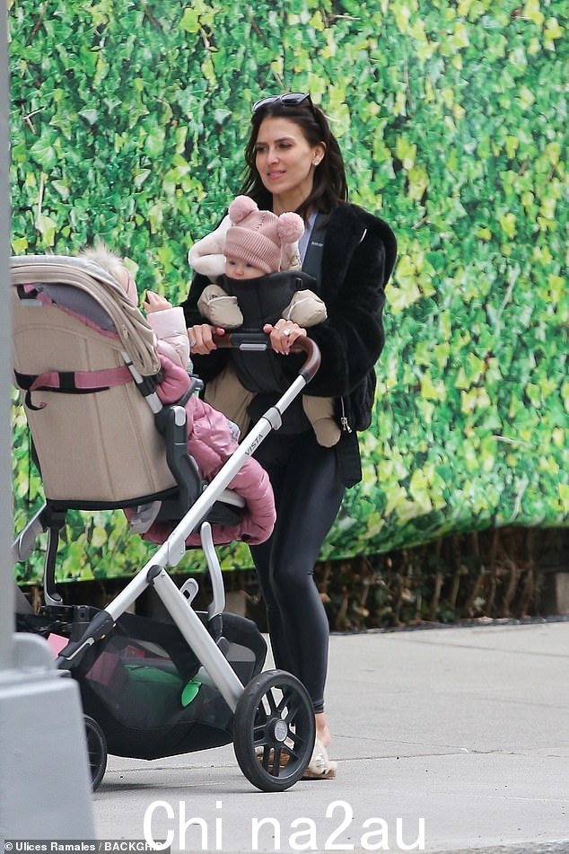 最新消息:39 岁的希拉里亚·鲍德温 (Hilaria Baldwin) 周四被发现在纽约市和她的两个最小的孩子一起在婴儿车里散步,因为有消息称她的丈夫亚历克·鲍德温 (Alec Baldwin), 64、在Rust射击中面临新的法律战