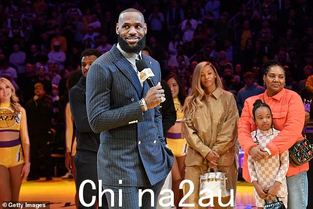 演讲!勒布朗身着精致的双排扣西装在活动中发表演讲,而他的家人则在旁边观看