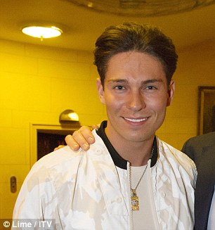 Joey Essex,32 岁,在 Instagram 上分享了他年轻时完成“小窍门”的照片