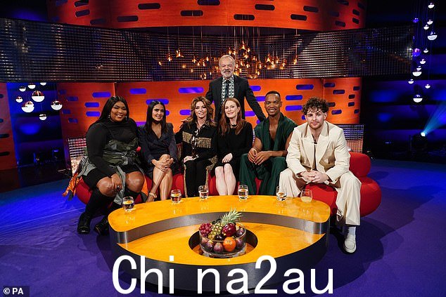嘉宾:当这位好莱坞女演员在英国脱口秀节目中谈到她的最新作品时,顶级明星仙妮亚·吐温、朱丽安·摩尔、约翰内斯·拉德贝、利佐和汤姆·格伦南也现身与格雷厄姆聊天” =