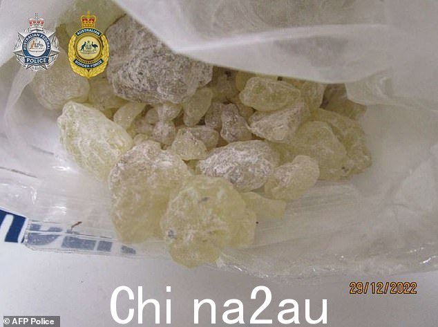 官员们查获了不同数量的毒品,通过包裹运送l 邮政和空运货物,货物重量从大约 100 克到十公斤不等