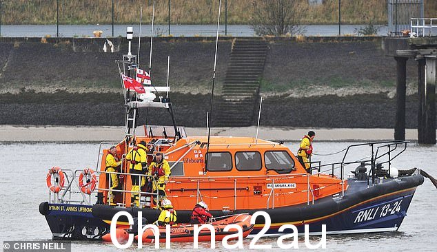 今天早些时候,一艘 RNLI 救生艇被部署在水面上寻找失踪的母亲