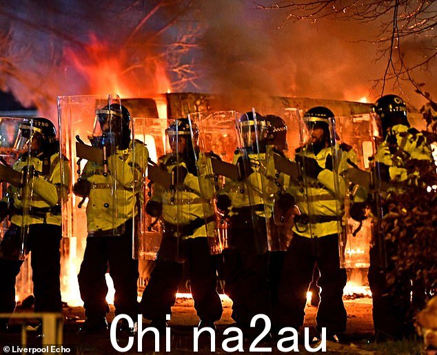 一辆警车在默西塞德郡被点燃,此前一家旅馆外的寻求庇护者抗议活动演变成暴力