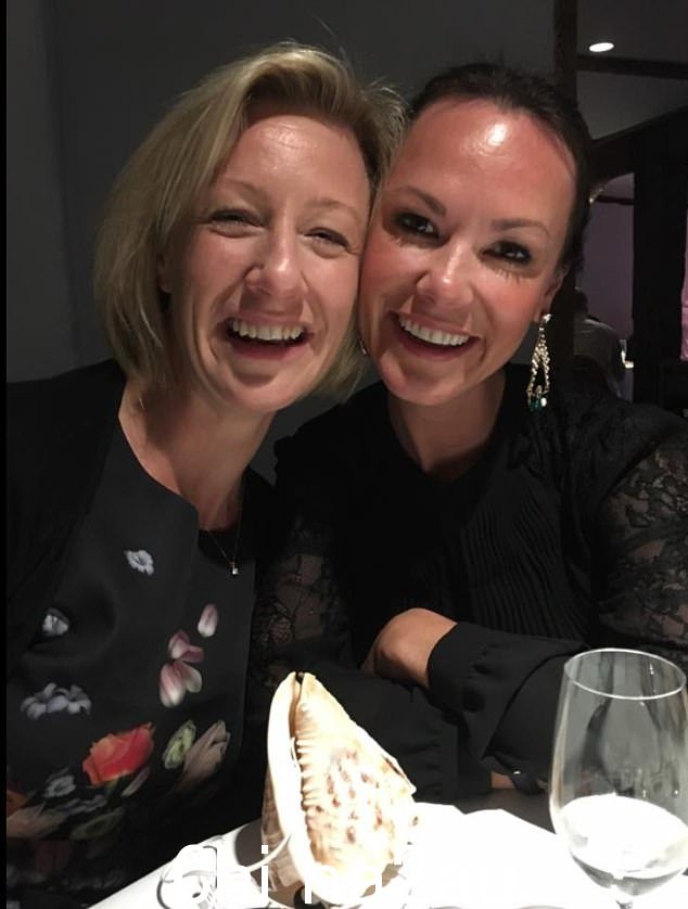 Emma 给她的姐姐 Deborah Kirk(右图)打了一个痛苦的电话,她跳进她的车,从她在伦敦东南部的家开车到萨里的她