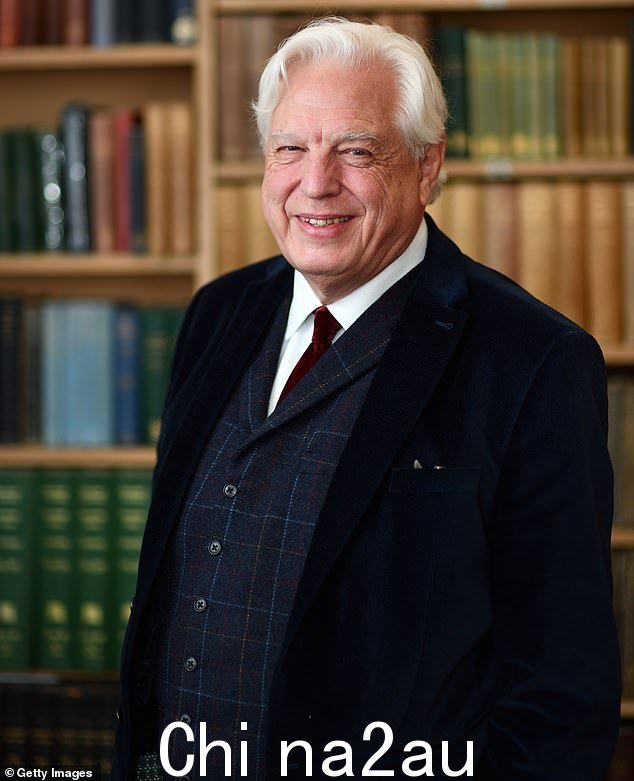 John Simpson 收到了 5,000 英镑到 10,000 英镑之间的一笔付款