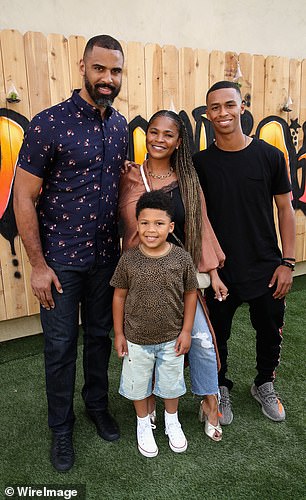 Udoka 和 Long 与他们的儿子 Kez(中间)和她的儿子 Massai Dorsey II(最右边)合影