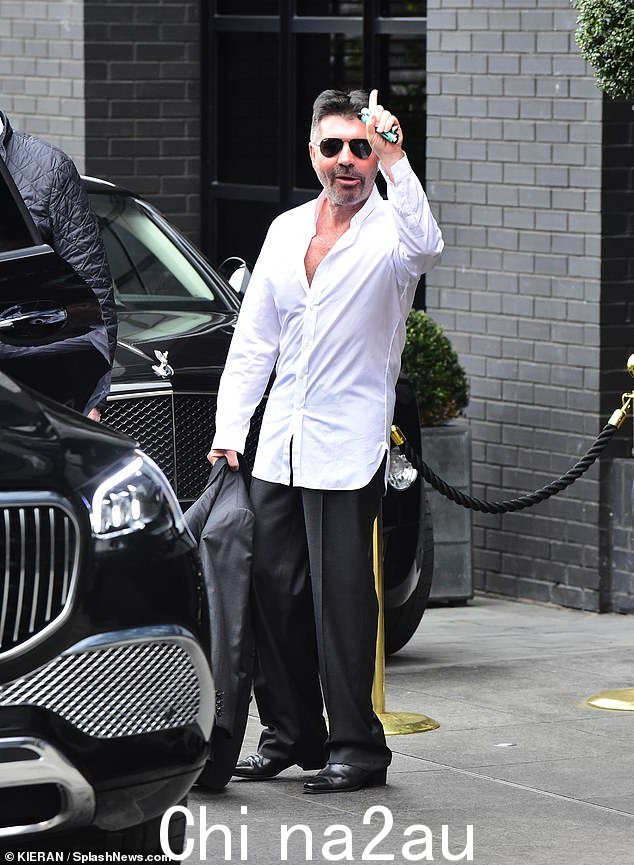 去过清洁工吗?周五,63 岁的西蒙·考威尔 (Simon Cowell) 离开酒店去曼彻斯特拍摄英国达人秀时,继续炫耀他身穿敞开衬衫的苗条身材