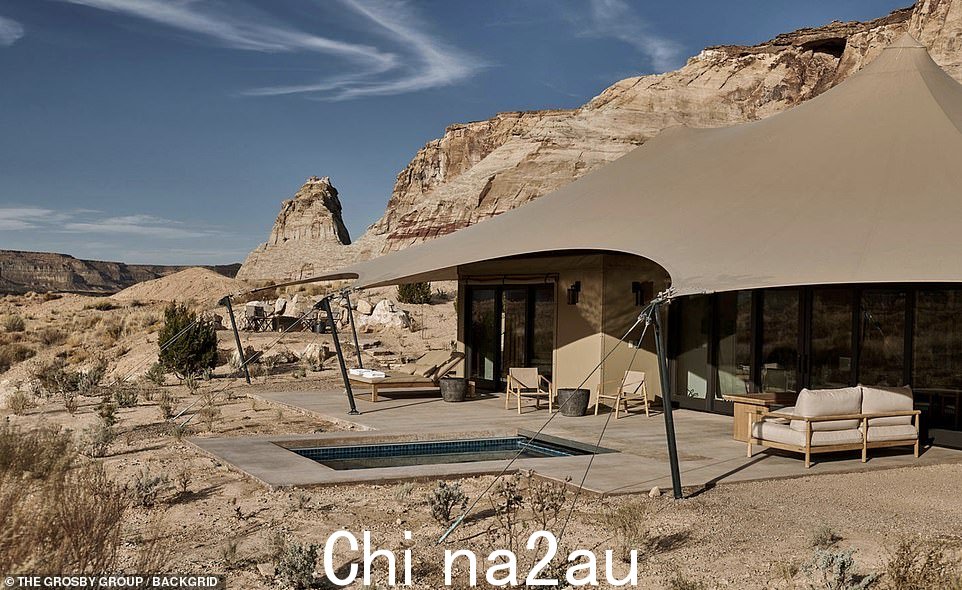 '从 Amangiri 穿过沙漠驱车五分钟,Camp Sarika 优雅、宽敞的凉亭为荒野体验带来无与伦比的舒适和隐私,'它在其网站上说