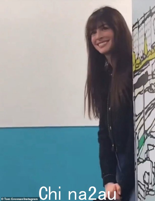 惊喜!安妮·海瑟薇 (Anne Hathaway) 突然出现在伦敦,而汤姆·格伦南 (Tom Grennan) 正在为他的格雷厄姆·诺顿 (Graham Norton) 表演排练