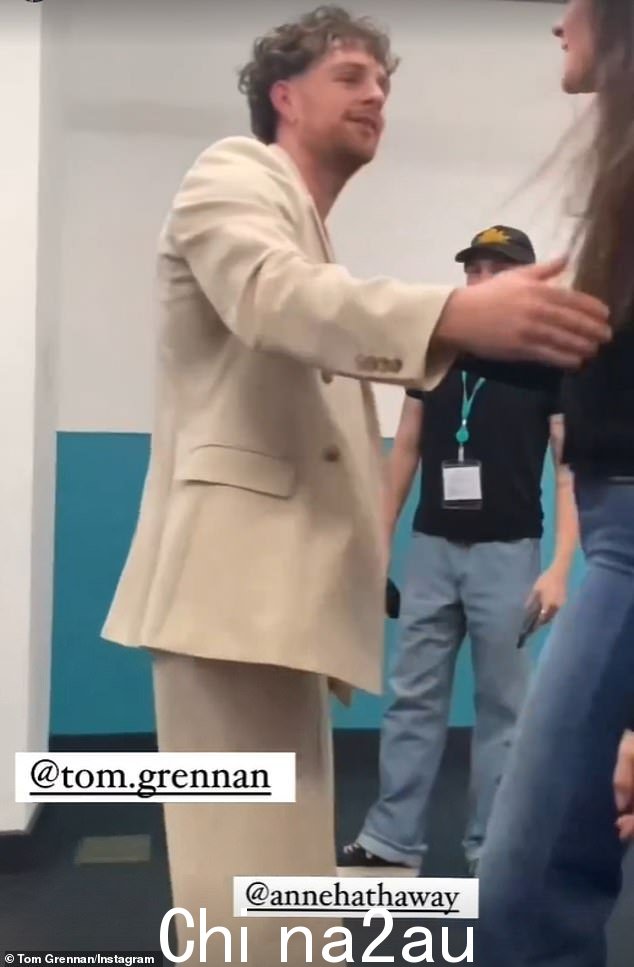 Crossover:Tom 穿着全米色套装,看起来毫不费力,他选择了紧身背心,搭配彩色西装外套、阔腿裤和一些奶油色厚底乐福鞋