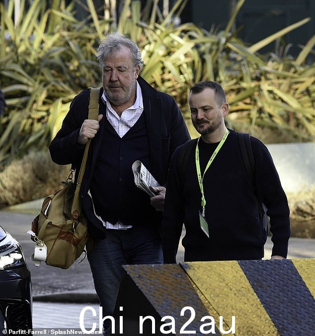 新面貌:他已经长出了灰色的卷发,留着胡子,而他的衬衫没有扣子也没有塞进去