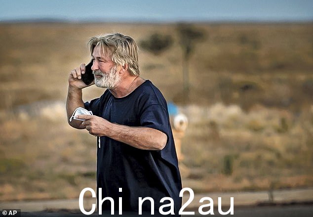 鲍德温被拍到在道具枪杀死哈钦斯后正在打电话