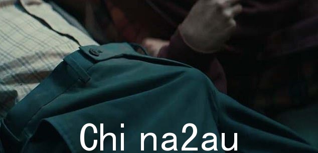 在移动中:与他健康的哈利波特角色不同,丹尼尔拉德克利夫在瑞士军人中扮演了一个放屁的尸体和一个无法控制的阴茎