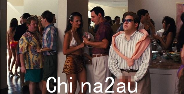 隐私?《华尔街之狼》中最离奇的场景之一是 Jonah Hill 在拥挤的聚会中脱下裤子开始自慰