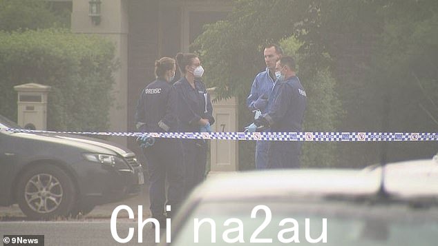 枪击发生后立即看到三辆汽车离开该地区,警察展开搜捕(如图,警察在现场)