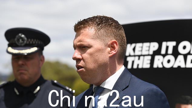 警察部长 Joe Szakacs(上图)宣布南澳大利亚警方将有权向处方药检测呈阳性的司机发出立即吊销执照的通知