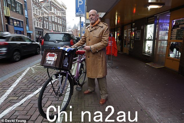 罗恩,68 岁,画家,说:'我一点都不喜欢这个。大麻带来了很多钱后门的阿姆斯特丹'