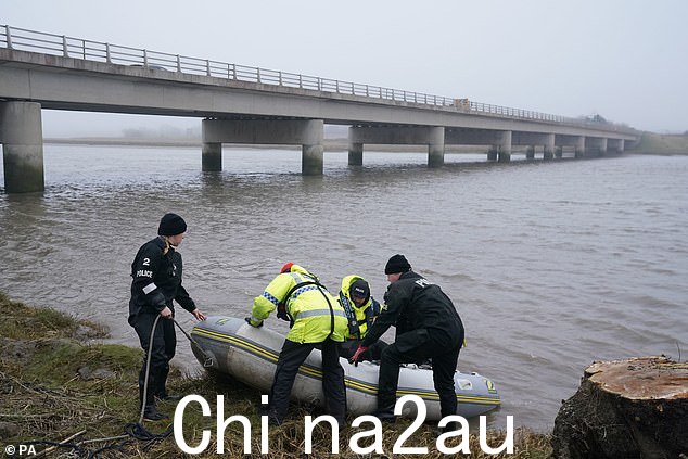 今天早上在莫克姆湾南侧兰开夏郡 Knott End-on-Sea 的警察搜救队