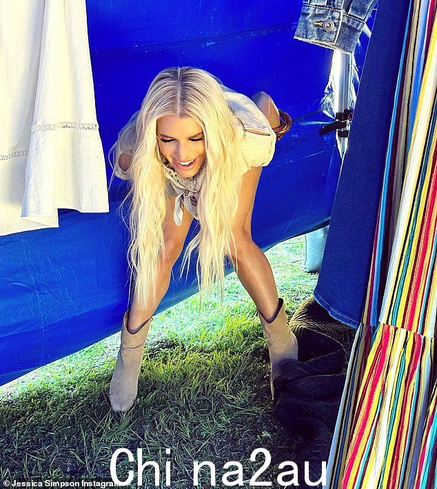 '设定生活':42 岁的杰西卡·辛普森 (Jessica Simpson) 周五在 Instagram 上上传了一张她自己蹲在片场的幽默照片,并向她的粉丝写道,‘当你要走的时候,你得go!'