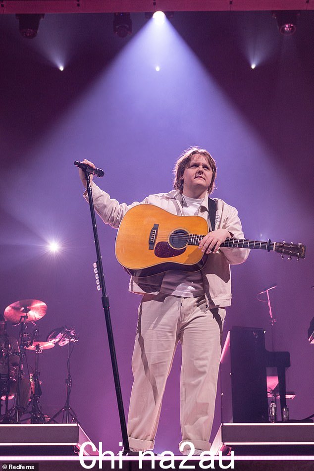 大手笔:据报道,26 岁的刘易斯·卡帕尔迪 (Lewis Capaldi) 签署了一份七位数的协议,以播放一部关于他的生活的纪录片(上个月的照片)