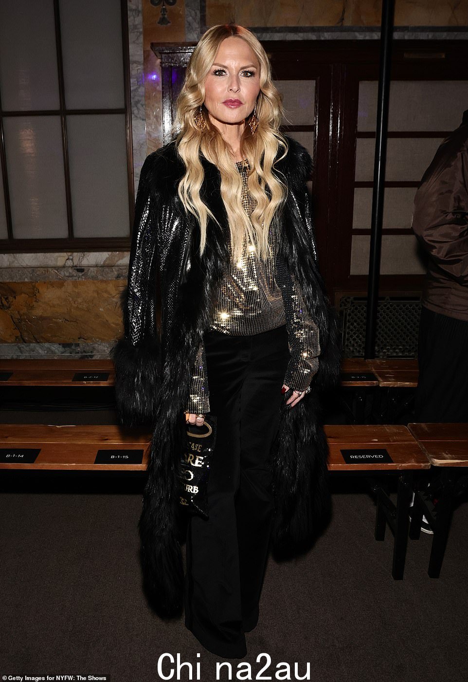 风格专家:造型师出身的设计师 Rachel Zoe 将闪亮的金色上衣搭配黑色皮草大衣