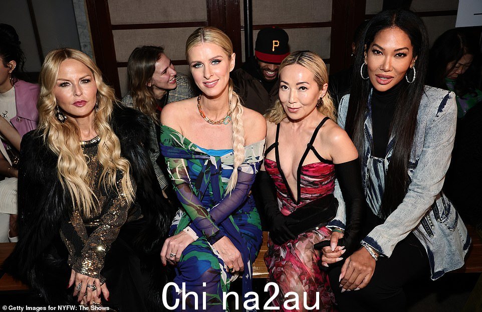 四大明星:51 岁的 Rachel Zoe、Nicky Hilton、51 岁的 Tina Craig 和 47 岁的 Kimora Lee Simmons 合影留念