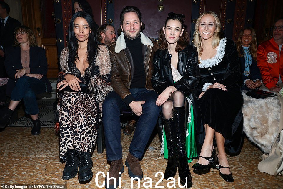 集体照:Alexa 加入了(从左到右)Aurora James、Derek Blasberg 和 Harley Vi era-Newton 坐在观众席观看时装秀