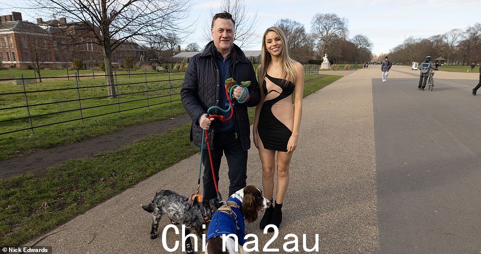 Trevor Beagrie 评论了 Alicia Watt在他出去遛狗时发现她后,她的裙子很火。他在出去遛狗时发现她后穿着这件衣服</p><p class=