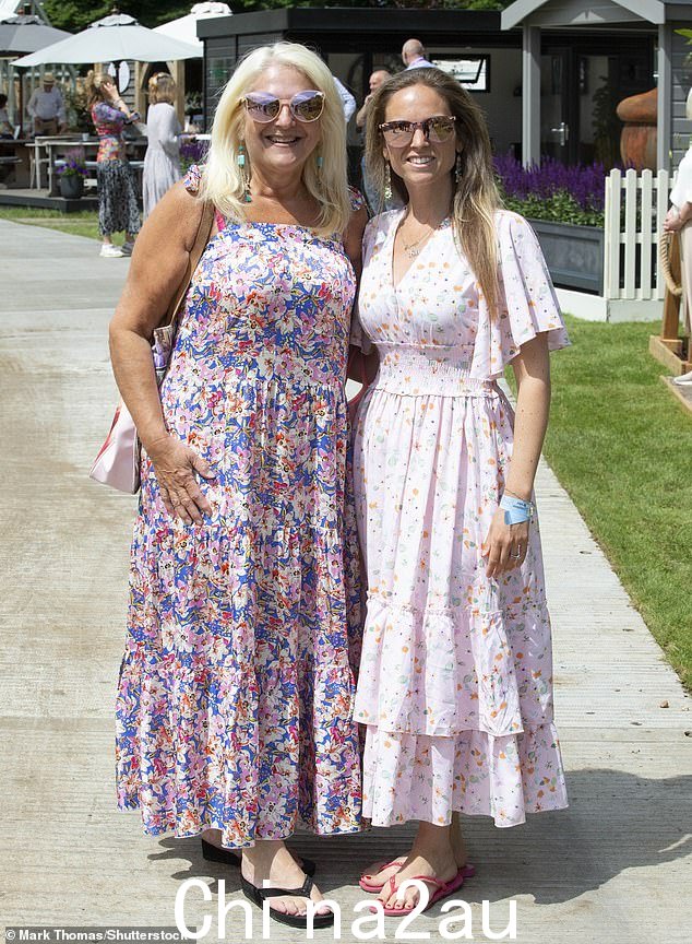 震惊:Vanessa Feltz 得知她的前未婚夫 Ben Ofoedu 在圣诞节那天背叛了她,当时他的情人在网上骚扰她的女儿 Allegra,有人声称(Vanessa 和 Allegra 摄于 2021 年)