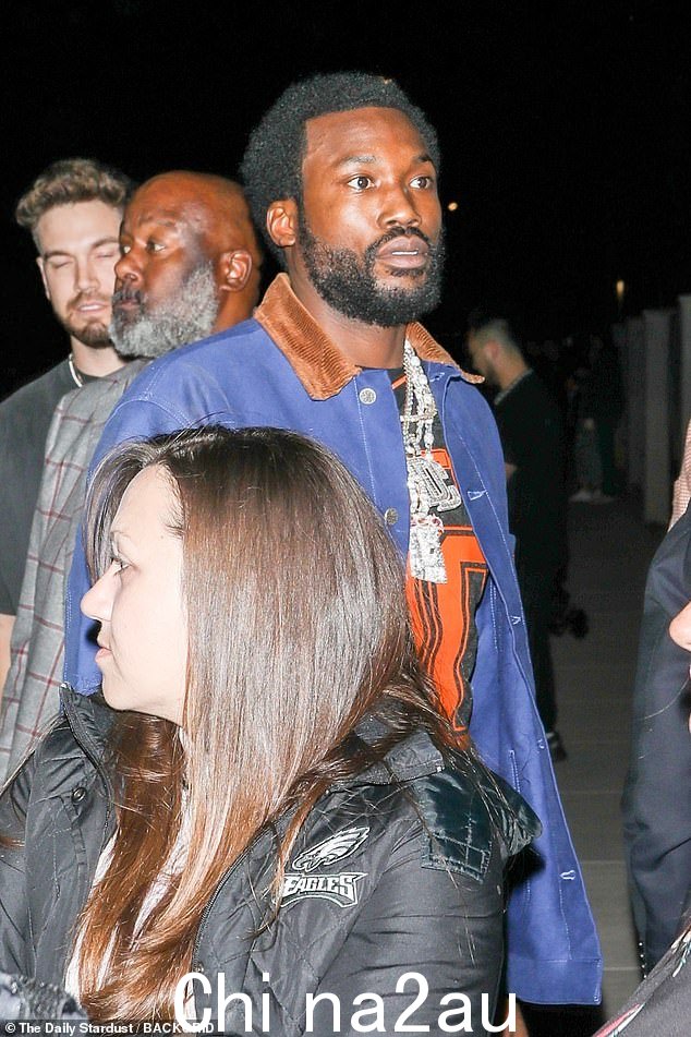 时尚:Meek Mill 穿着黑色和橙色 T 恤,营造出悠闲的形象,搭配蓝色长裤和饰有亮片补丁的配套夹克