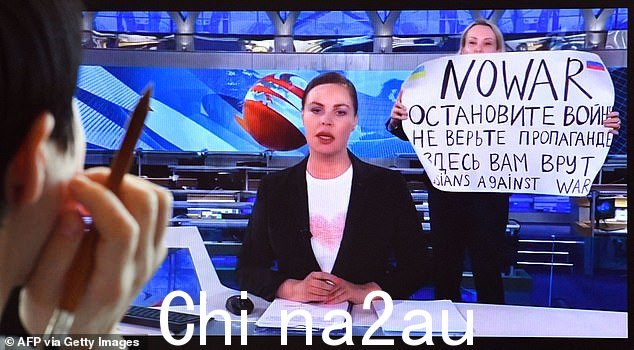 Ovsyannikova 闯入俄罗斯国家广播公司 Channel One 的旗舰晚间新闻节目现场,举着标语:'他们在这里对你撒谎'和'停止战争!', on March 15, 2022