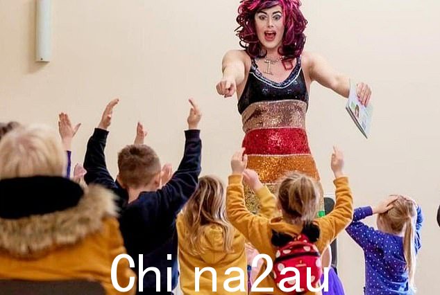 Sab Samuel(如图)- 扮演他华丽的另一个自我“Aida H Dee”,这是一部关于神经系统疾病 ADHD 的戏剧